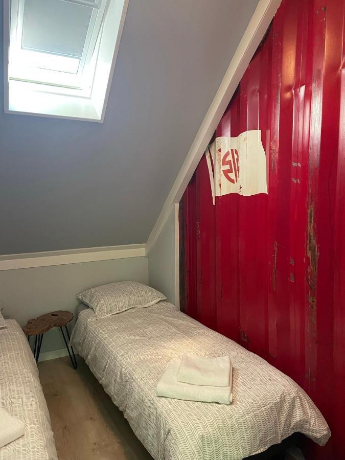 Tiny-House Van Zeecontainers Bij Het Bos Oranjewoud Luaran gambar