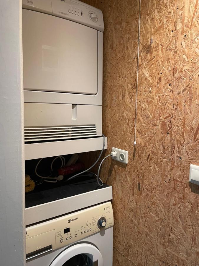 Tiny-House Van Zeecontainers Bij Het Bos Oranjewoud Luaran gambar